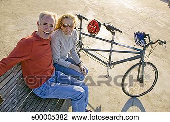 Banco de Imagem - par,  sorrindo, 
 banco,  bicicleta. 
fotosearch - busca 
de fotos, imagens 
e clipart