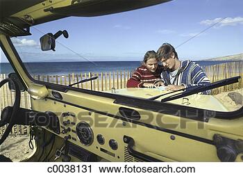 Arquivo de Fotografia - par,  veículo, 
 verificar,  mapa. 
fotosearch - busca 
de fotos, imagens 
e clipart