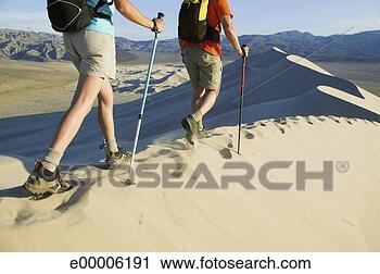 Arquivo de Fotografia - backpackers,  
hiking,  através, 
 deserto,  areia, 
 duna. fotosearch 
- busca de fotos, 
imagens e clipart