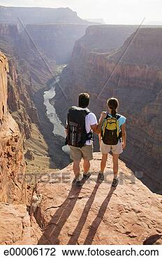 Banco de Imagem - backpacking,  
par,  ficar,  
desfiladeiro. 
fotosearch - busca 
de fotos, imagens 
e clipart