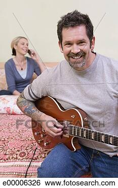 Banco de Imagem - homem,  tocando, 
 guitarra. fotosearch 
- busca de fotos, 
imagens e clipart