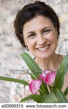 Banco de Imagem - mulher,  flores. 
fotosearch - busca 
de fotos, imagens 
e clipart
