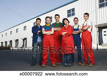 Banco de Imagem - fábrica,  trabalhadores, 
 ficar,  frente, 
 armazém. fotosearch 
- busca de fotos, 
imagens e clipart
