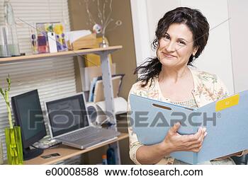 Banco de Imagem - mulher,  segurando, 
 pasta. fotosearch 
- busca de fotos, 
imagens e clipart