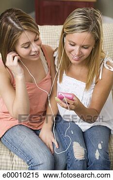 Banco de Imagem - adolescente,  
meninas,  compartilhar, 
 mp3,  jogador. 
fotosearch - busca 
de fotos, imagens 
e clipart