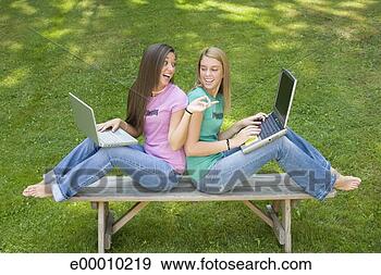 Arquivo Fotográficos - adolescente,  
meninas,  laptop, 
 computadores. 
fotosearch - busca 
de fotos, imagens 
e clipart