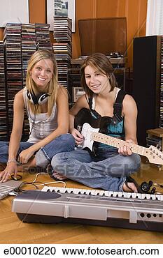 Arquivo de Fotografias - amigos,  fazer, 
 música. fotosearch 
- busca de fotos, 
imagens e clipart