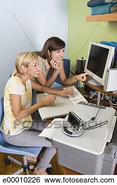 Banco de Imagem - amigos,  olhar, 
 computador. fotosearch 
- busca de fotos, 
imagens e clipart