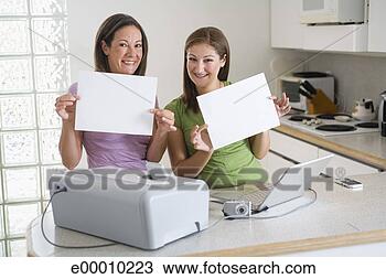 Banco de Imagem - mãe,  filha,  
imprimindo,  digital, 
 câmera. fotosearch 
- busca de fotos, 
imagens e clipart