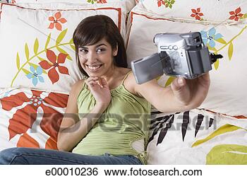 Banco de Imagem - mulher,  vídeo, 
 câmera,  posar, 
 próprio,  retrato. 
fotosearch - busca 
de fotos, imagens 
e clipart