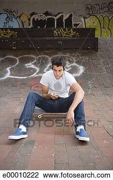 Banco de Imagem - skateboarder, 
 mp3,  jogador. 
fotosearch - busca 
de fotos, imagens 
e clipart