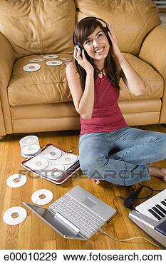 Arquivo Fotográficos - sorrindo,  mulher, 
 escutar,  música. 
fotosearch - busca 
de fotos, imagens 
e clipart