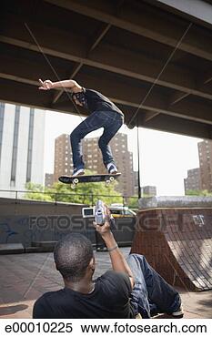 Banco de Imagem - videotaping,  
midair,  skateboarder. 
fotosearch - busca 
de fotos, imagens 
e clipart