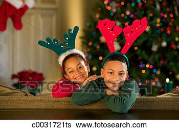 Banco de Imagem - crianças,  desgastar, 
 rena,  antlers. 
fotosearch - busca 
de fotos, imagens 
e clipart