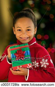 Banco de Imagem - menina,  natal, 
 presente. fotosearch 
- busca de fotos, 
imagens e clipart