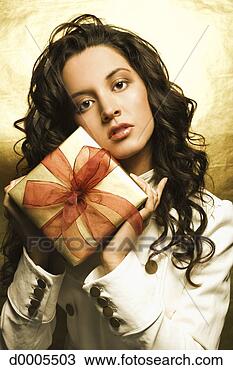 Banco de Imagem - mulher,  segurando, 
 presente. fotosearch 
- busca de fotos, 
imagens e clipart