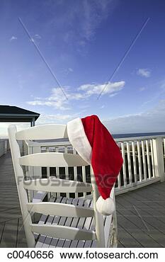 Banco de Imagem - santa,  chapéu, 
 balanço,  cadeira, 
 ao ar livre. 
fotosearch - busca 
de fotos, imagens 
e clipart