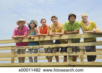 Banco de Imagem - amigos,  inclinar-se, 
 trilhos. fotosearch 
- busca de fotos, 
imagens e clipart