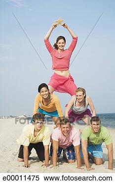 Banco de Imagem - amigos,  piramide, 
 formação,  praia. 
fotosearch - busca 
de fotos, imagens 
e clipart