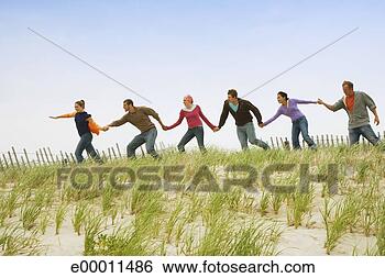 Banco de Imagem - amigos,  segurando, 
 mãos,  praia. 
fotosearch - busca 
de fotos, imagens 
e clipart