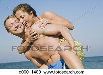 Arquivo Fotográficos - brincalhão,  par, 
 praia. fotosearch 
- busca de fotos, 
imagens e clipart