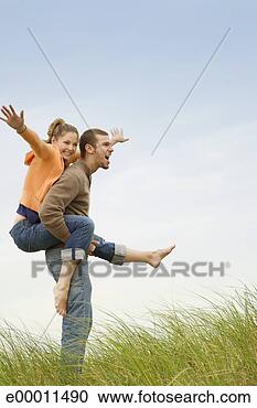 Arquivo de Fotografias - carregar,  menina, 
 piggyback. fotosearch 
- busca de fotos, 
imagens e clipart