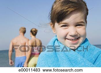Banco de Imagem - menina,  embrulhado, 
 toalha,  praia. 
fotosearch - busca 
de fotos, imagens 
e clipart