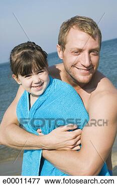 Foto - pai,  abraçando, 
 filha. fotosearch 
- busca de fotos, 
imagens e clipart