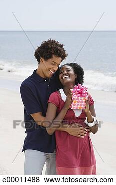 Banco de Imagem - par,  abraçar, 
 praia. fotosearch 
- busca de fotos, 
imagens e clipart