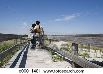 Arquivo de Fotografia - par,  andar,  
boardwalk. fotosearch 
- busca de fotos, 
imagens e clipart