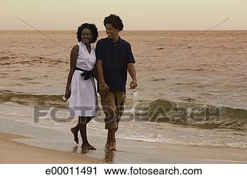 Arquivo de Fotografia - par,  andar,  
praia. fotosearch 
- busca de fotos, 
imagens e clipart