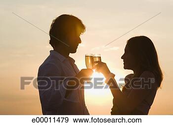 Arquivo Fotográficos - par,  brindar, 
 pôr do sol. fotosearch 
- busca de fotos, 
imagens e clipart