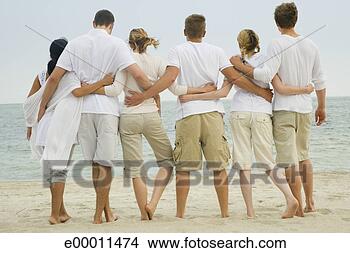 Banco de Imagem - parte traseira, 
 vista,  amigos, 
 abraçar,  praia. 
fotosearch - busca 
de fotos, imagens 
e clipart