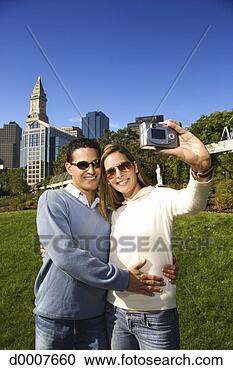 Arquivo de Fotografias - par,  levando, 
 quadros,  centro 
cidade,  boston. 
fotosearch - busca 
de fotos, imagens 
e clipart