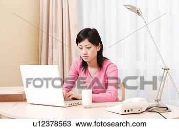 Banco de Imagem - jovem,  mulher, 
 tocando,  laptop, 
 vidro,  leite. 
fotosearch - busca 
de fotos, imagens 
e clipart