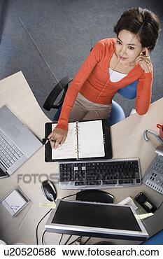 Banco de Imagem - negócio,  mulher, 
 escrita,  pensando. 
fotosearch - busca 
de fotos, imagens 
e clipart