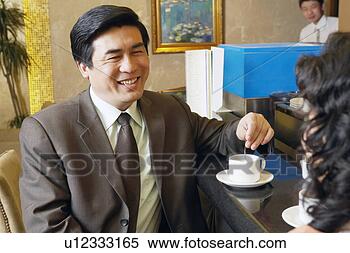 Banco de Imagem - close-up,  maduro, 
 homem,  mexendo, 
 copo,  café. 
fotosearch - busca 
de fotos, imagens 
e clipart
