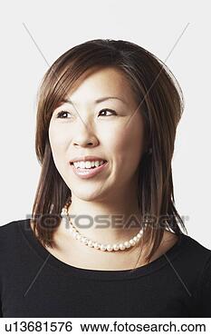 Banco de Imagem - close-up,  jovem, 
 mulher,  sorrindo. 
fotosearch - busca 
de fotos, imagens 
e clipart