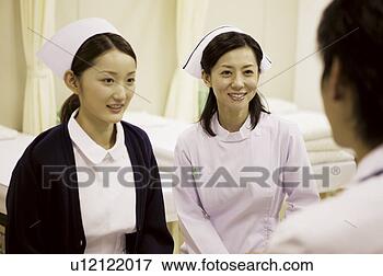 Foto - dois,  enfermeiras, 
 doutor,  trabalhando, 
 enfermeira,  
estação. fotosearch 
- busca de fotos, 
imagens e clipart