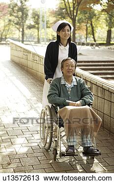Banco de Imagem - jovem,  enfermeira, 
 empurrar,  homem, 
 paciente,  cadeira 
rodas. fotosearch 
- busca de fotos, 
imagens e clipart