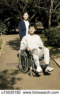 Banco de Imagem - jovem,  enfermeira, 
 empurrar,  homem, 
 paciente,  cadeira 
rodas. fotosearch 
- busca de fotos, 
imagens e clipart