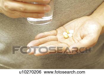 Banco de Imagem - mulher,  levando, 
 medicina,  segurando, 
 vidro,  água. 
fotosearch - busca 
de fotos, imagens 
e clipart