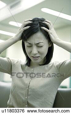 Banco de Imagem - mulher,  segura, 
 dela,  cabeça, 
 se,  sofrimento, 
 dor de cabeça. 
fotosearch - busca 
de fotos, imagens 
e clipart