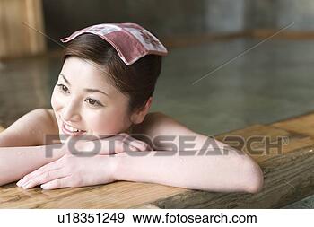 woman-hot-tub_%7Eu18351249.jpg