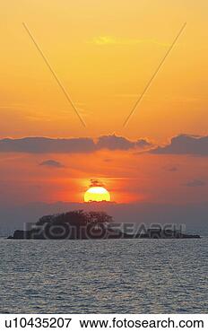 Picture - sunset, evening 
sun, sun, sea, 
wave, cloud, day. 
fotosearch - search 
stock photos, 
pictures, images, 
and photo clipart