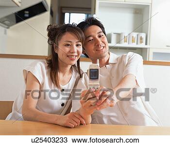 Banco de Imagem - capturando,  carinhoso, 
 momento,  seu, 
 esposa,  móvel, 
 telefone. fotosearch 
- busca de fotos, 
imagens e clipart
