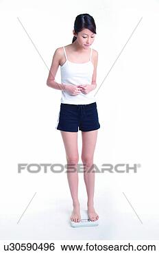 Banco de Imagem - jovem,  mulher, 
 ficar,  peso, 
 escala,  cheio, 
 comprimento. 
fotosearch - busca 
de fotos, imagens 
e clipart