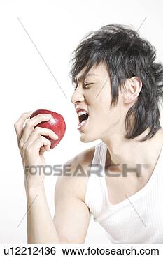 Banco de Imagem - jovem,  comer, 
 maçã. fotosearch 
- busca de fotos, 
imagens e clipart