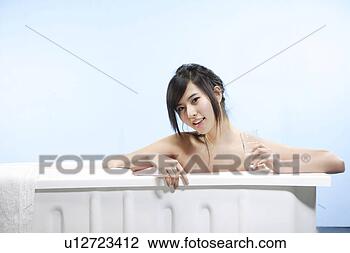 Banco de Imagem - jovem,  mulher, 
 bebendo,  água, 
 banheira,  sorrindo. 
fotosearch - busca 
de fotos, imagens 
e clipart