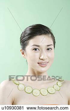 Arquivo de Fotografia - jovem,  mulher, 
 desgastar,  pepino, 
 colar,  sorrizo. 
fotosearch - busca 
de fotos, imagens 
e clipart
